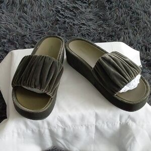 Dk Pine Green velveteen slides. Aerosoles 10. 2"heel/1.25" platform at toe.